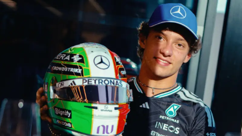 Antonelli Onora Valentino con un Casco Iconico