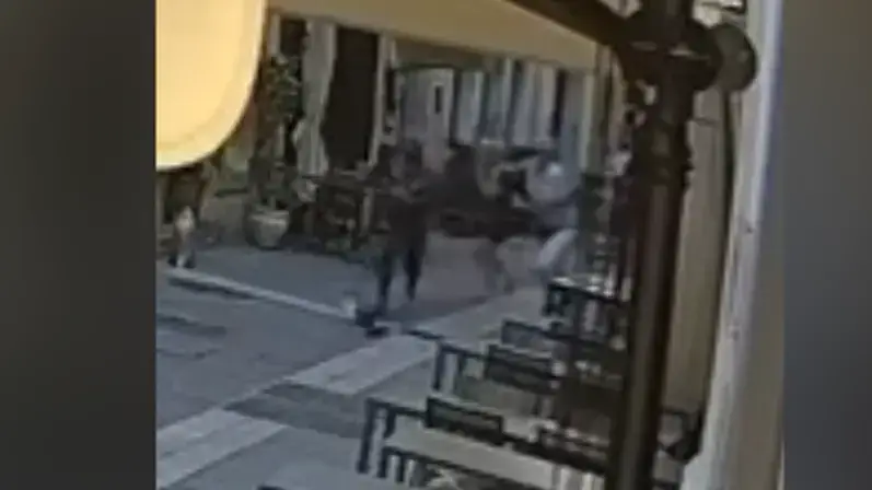 Tentato Scippo in Centro a Trieste: Turisti in Difficoltà