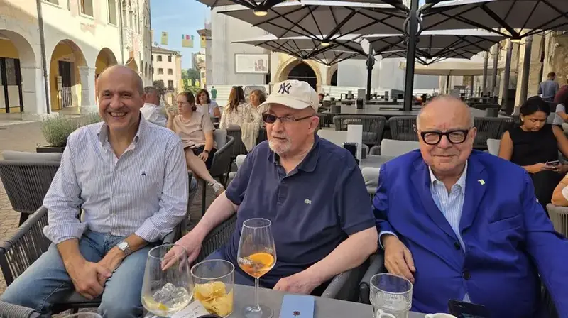 Rushdie a Pordenone: visita alla città e riflessioni sulla libertà di espressione