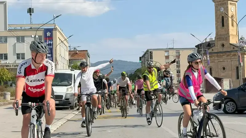 Serbia alle Elezioni: La Lista degli Studenti Lancia Campagna Elettorale in Bici
