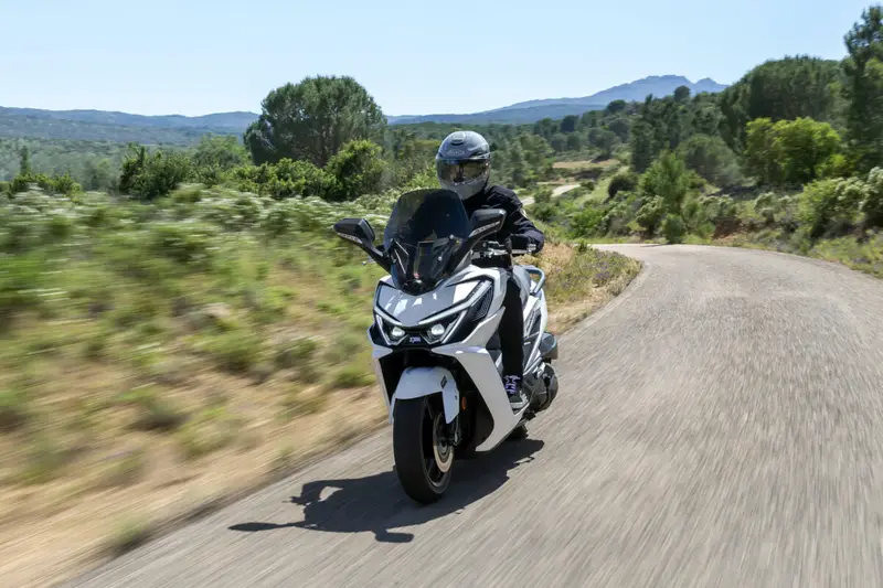 SYM Cruisym 400: Il GT Scooter che Unisce Comfort, Tecnologia e Praticità