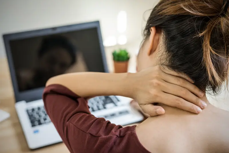 Tech Neck: Il Dolore al Collo dell'Era Digitale – Consigli degli Ortopedici