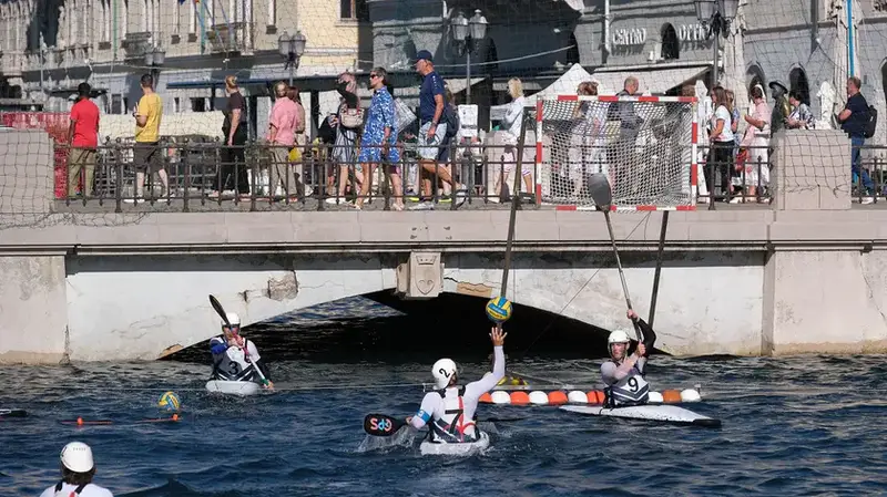 Canoa Polo a Ponterosso: Un Torneo Internazionale Incanta Trieste