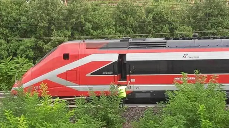 Crollo Traliccio Ferroviario in Calabria: Blocchi e Ritardi per Frecciarossa