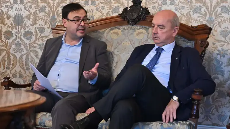 Trieste: Dipiazza e il 'Cornetto Portafortuna' Scatenano una Crisi Politica tra Alleati