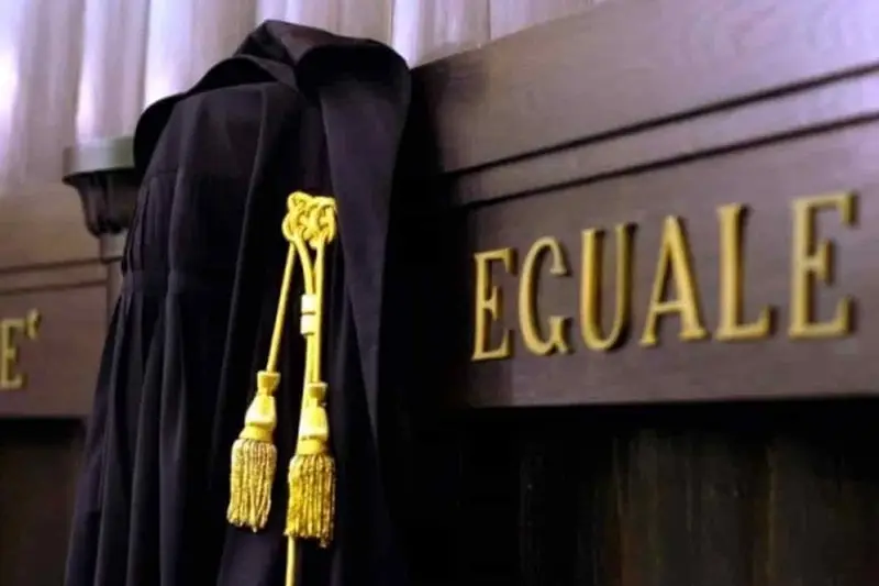 Lavoratore Sospeso per Assistere Moglie Ricoverata: Il Caso Contesto il Dibattito sui Permessi di Famiglia