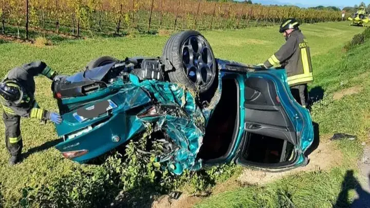 Auto tamponata da trattore: due feriti in provincia di Pordenone
