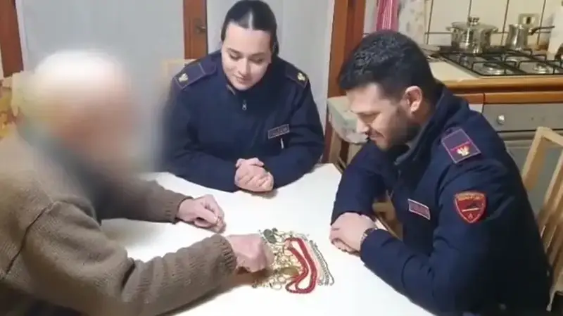 Trieste: Truffa del Finto Carabiniere, Furto di Gioielli per 40.000 Euro