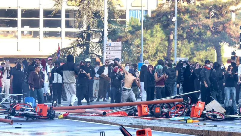 Bologna: Manifestazione nel Centro e Scontri in Stazione