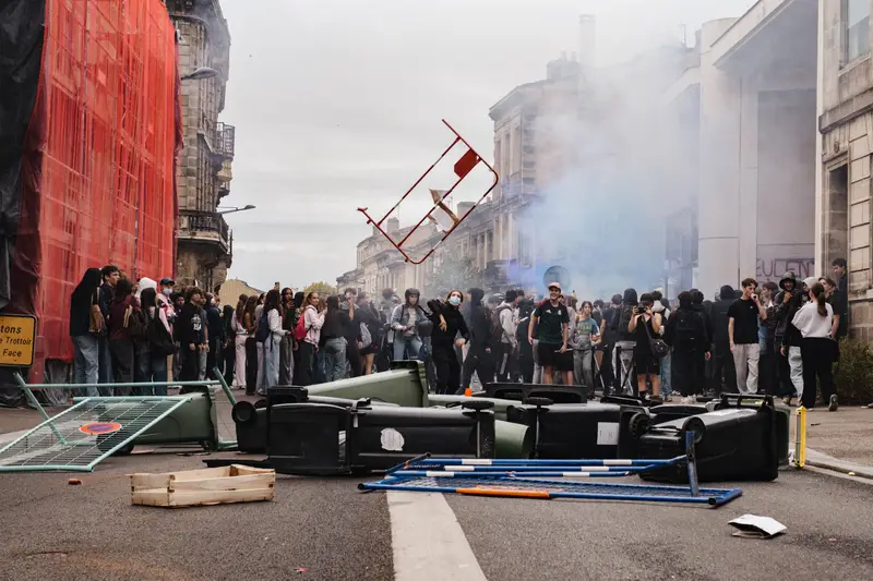 Francia: Proteste Studentesche e Distruzione di Istituti Scolastici