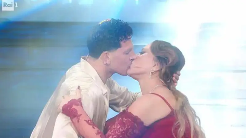 Barbara D’Urso reagisce al bacio a ‘Ballando con le Stelle’: ‘Ci vuole altro per smovermi’