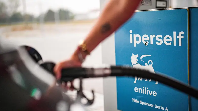 Prezzi alla pompa in calo: Diesel a 2,21 euro, Meloni chiede il ritorno del price cap