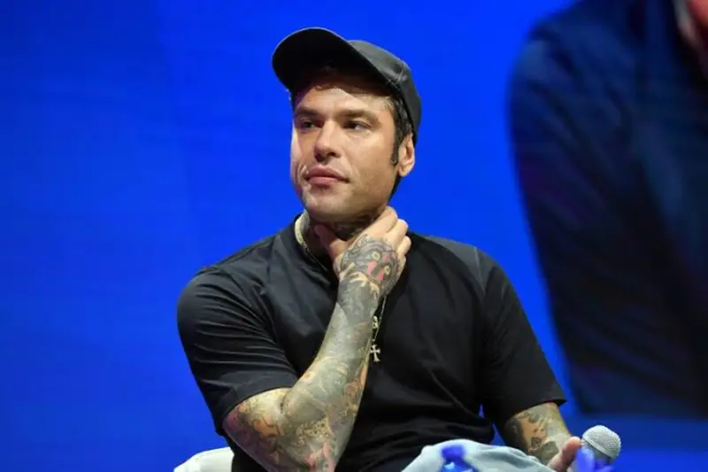 Fedez critica il Ddl antisemitismo: "Str…ta enorme", Renzi difende Segre alla Leopolda