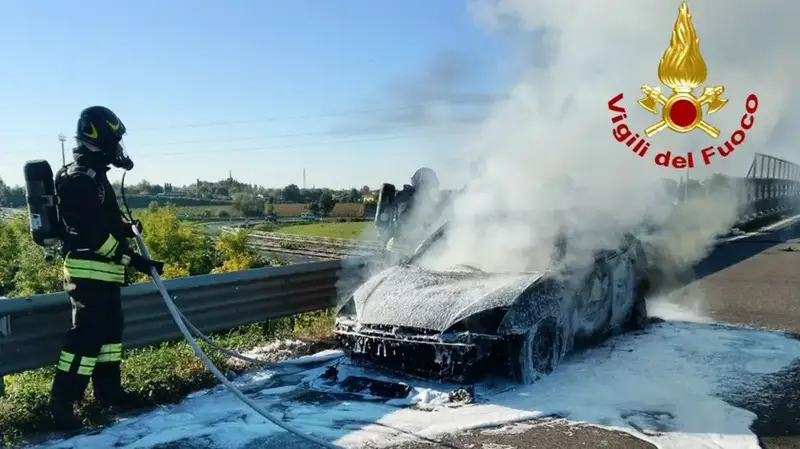 Ford Focus in Fiamme sul Raccordo Fiume Veneto-Cimpello: Occupanti in Salvo