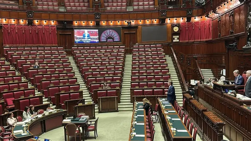 Giorgetti in Aula: Critiche e Scarsa Partecipazione dei Deputati
