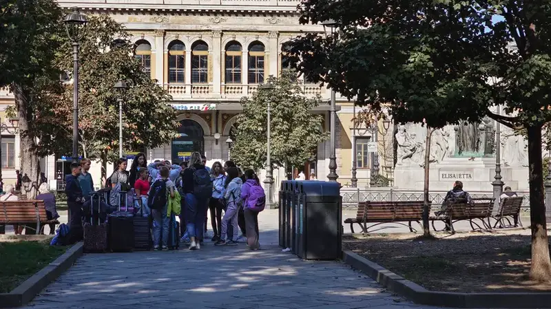 Trieste: Piazza Libertà Divisa tra Ordine e Critiche alla Restrizione