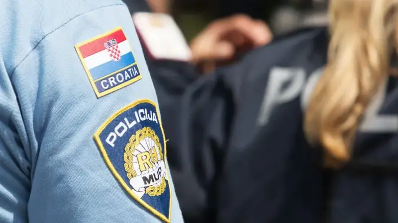 Bambina Intrappolata in Piscina a Rabac: Gravi Condizioni