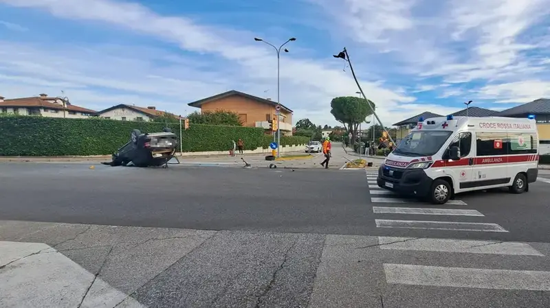 Incidente a San Daniele: Anziano Trasportato in Ospedale dopo Impatto con il Semaforo