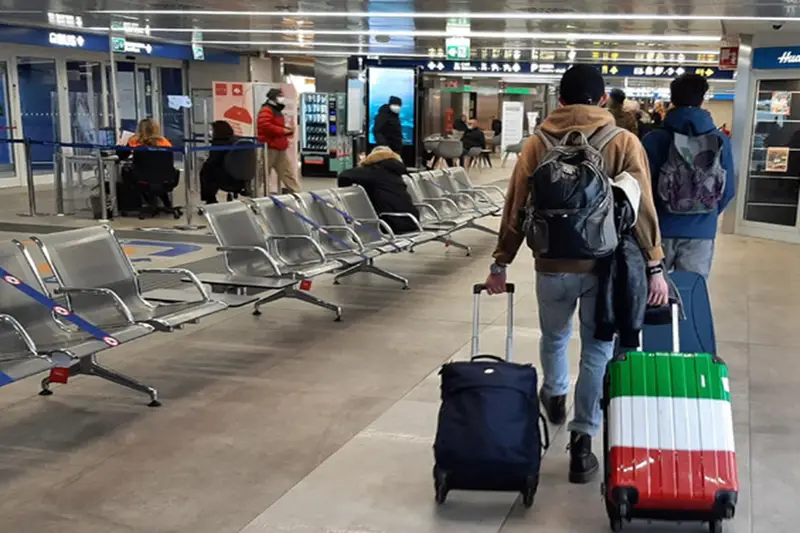 Fuga di Talenti: Cresce il Flusso di Giovani Italiani all'Estero
