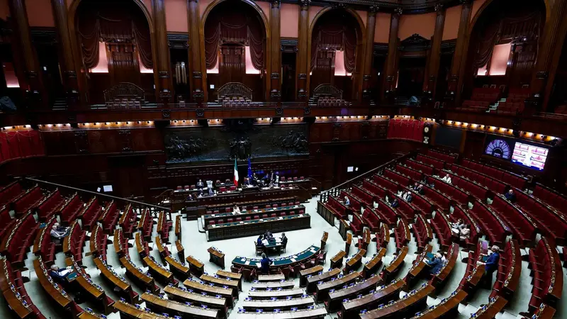 Legge Elettorale: La Camera Vota la Fiducia, Tensioni e Promesse di Elezioni Anticipate