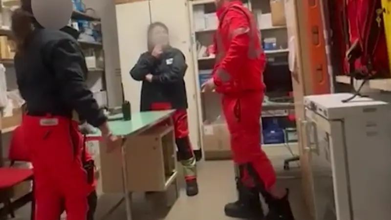 Video di ambulanza: Tensioni tra soccorritori dopo decesso paziente