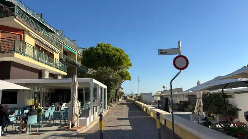 Lignano Sabbiadoro: Condomini Protestano contro Nuovo Muro sulla Spiaggia