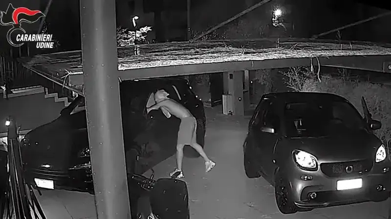 Friuli: Ruba un SUV, si Addormenta Dentro l'Auto e Viene Catturato