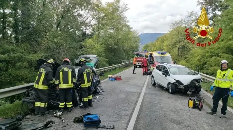 Scontro Fatale a Fanna: Due Persone Ferite tra le Lamiere