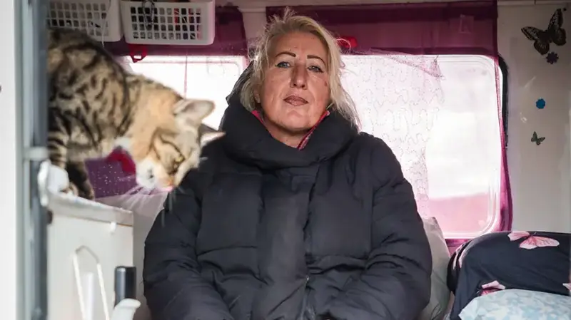 Gorizia: Ex-imprenditrice Costretta a Vivere in Camper con Tre Cani