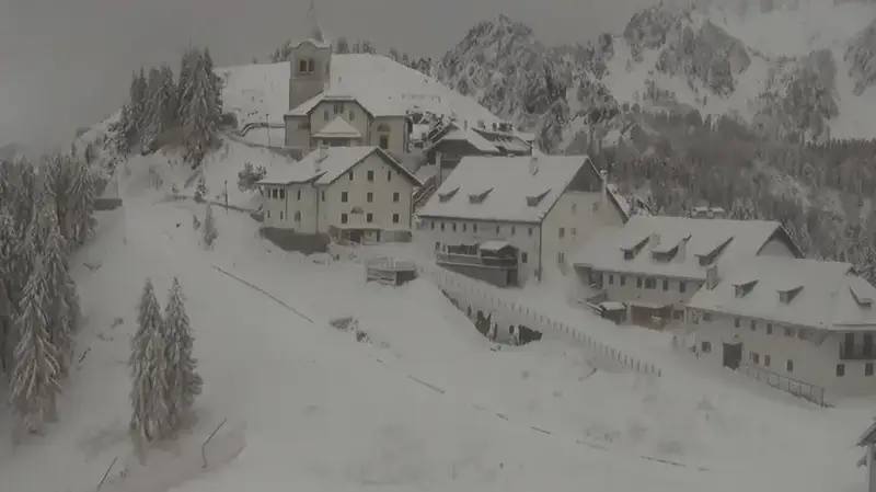 Prime Nevicate nelle Montagne del FVG: Preparativi per l'Inizio della Stagione Sciistica