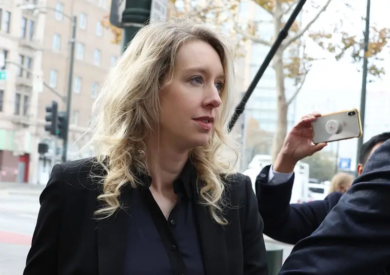 Il Documentario 'You Can See Everything' Svela la Caduta di Elizabeth Holmes e Theranos