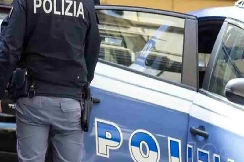 Rapina con Violenza a Torino: Uomo Accusa il Passeggino del Bambino