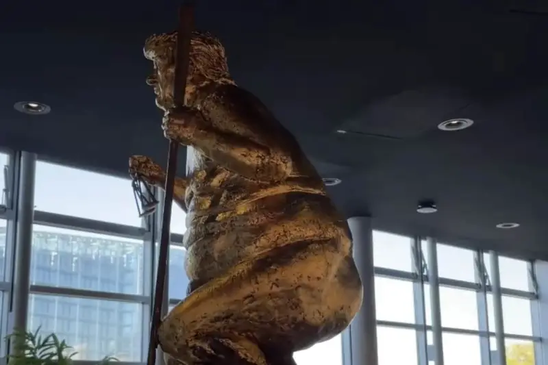 Statua di Trump Nudo Esposta al Parlamento Europeo Come Satira Politica