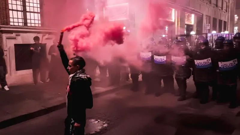 Torino: Tensioni al Centro Città tra Askatasuna e Pro Pal, Cariche di Polizia